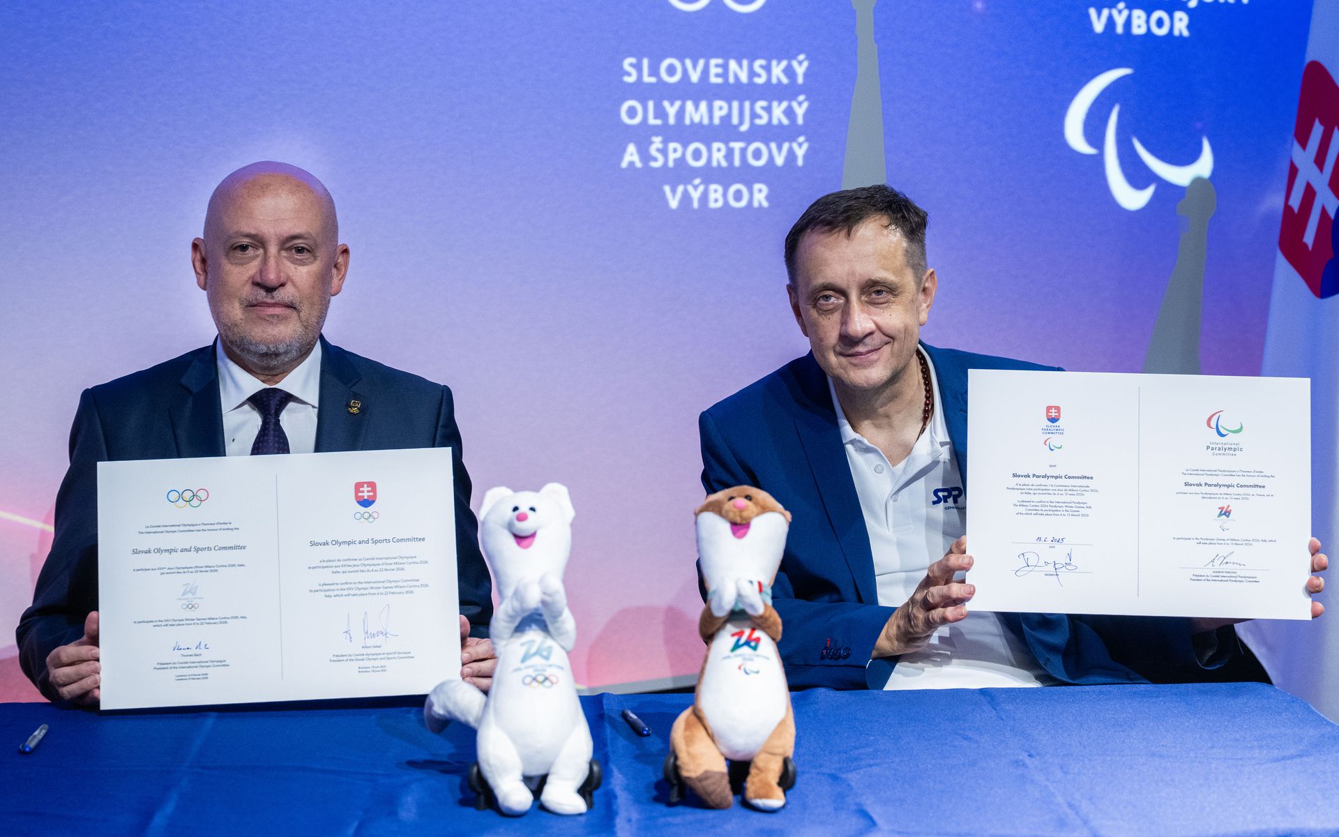 Anton Siekel a  Ján Riapoš počas podpisu prihlášky na zimné olympijské hry a zimné paralympijské hry 2026
Zdroj: TASR
