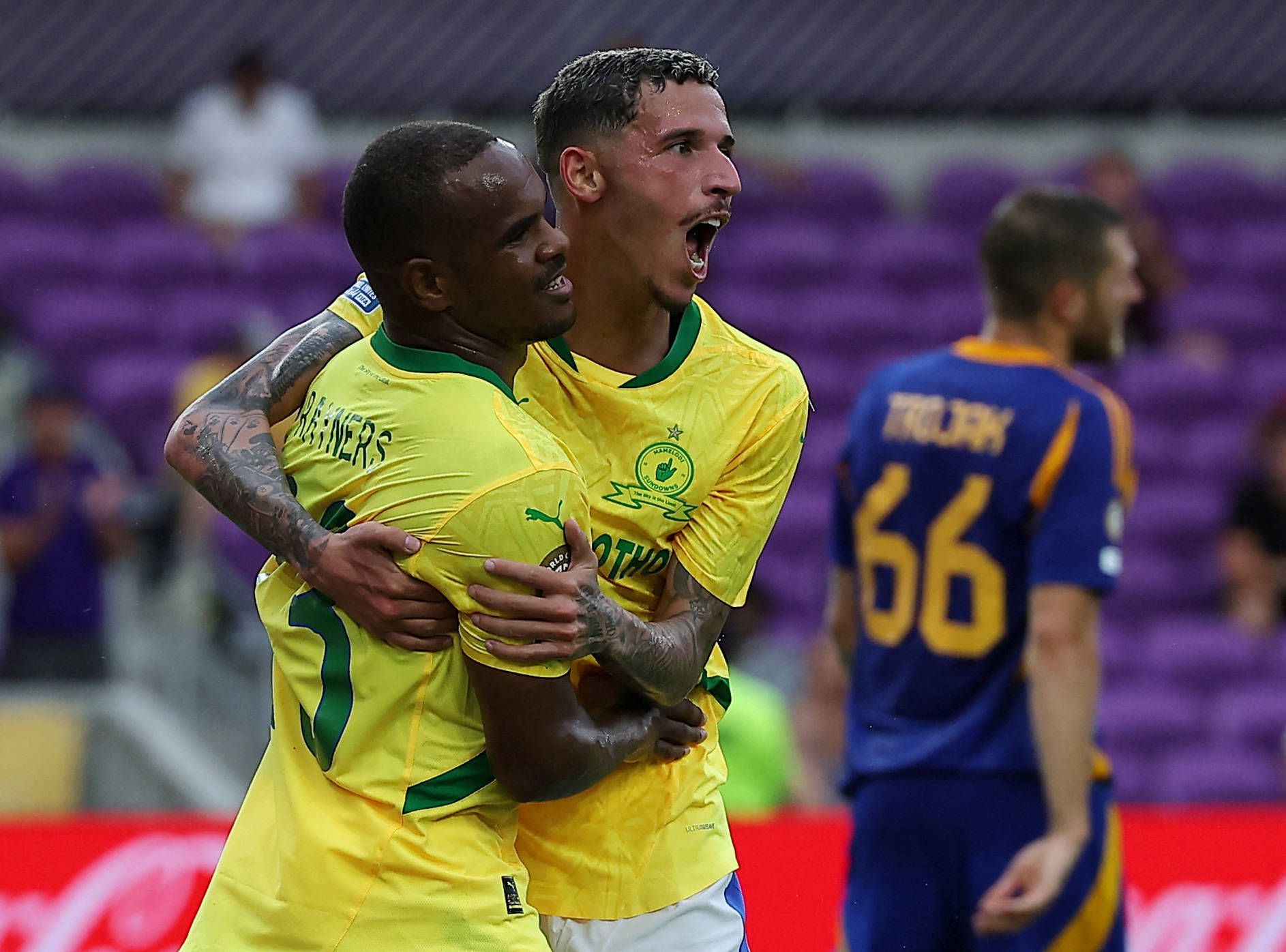Hráči Mamelodi Sundowns Iqraam Rayners a Arthur sa tešia z gólu v zápase proti Ulsan HD na MS klubov 2025.