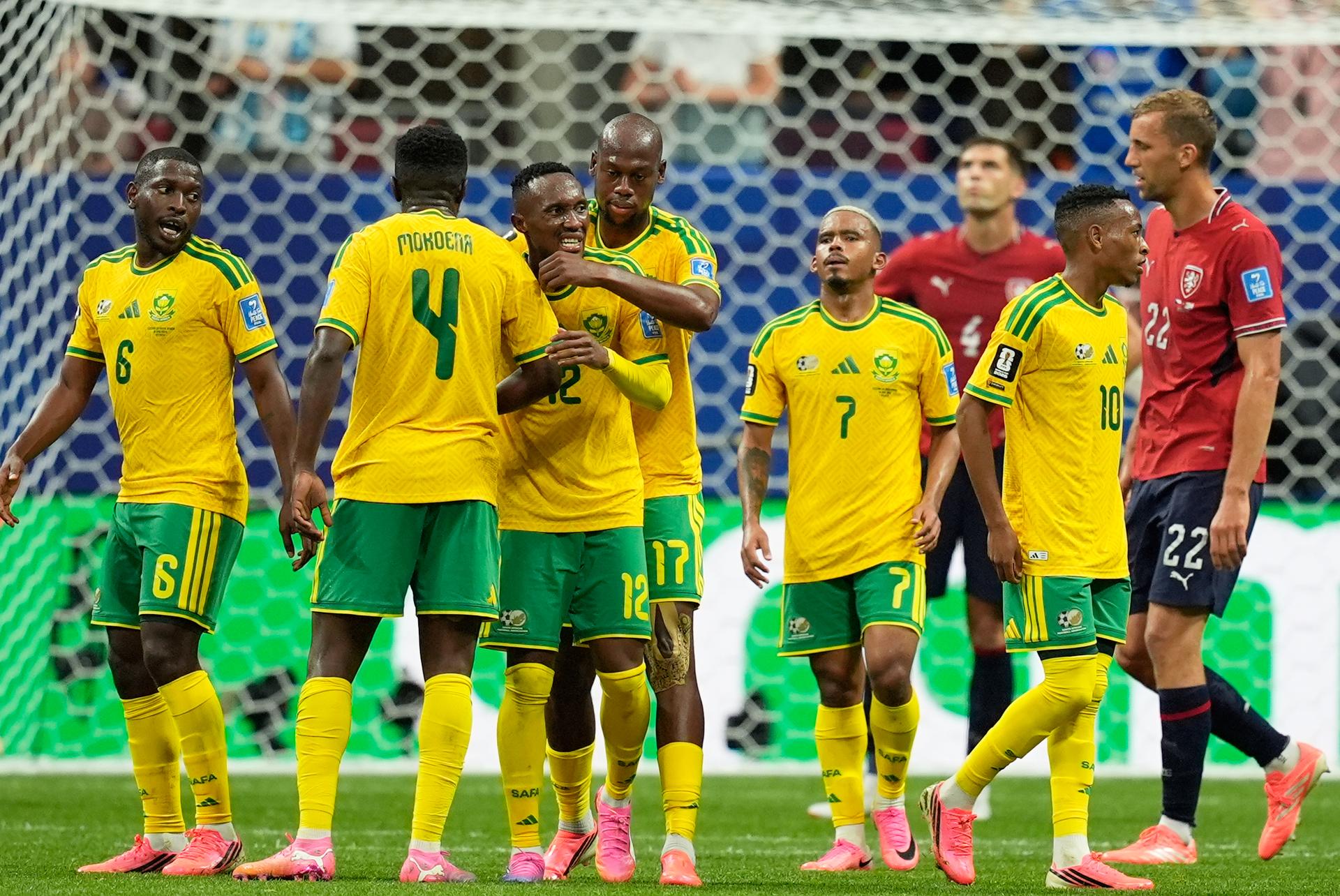 Radosť hráčov Južnej Afriky po góle do siete Česka. Zdroj: SITA/AP