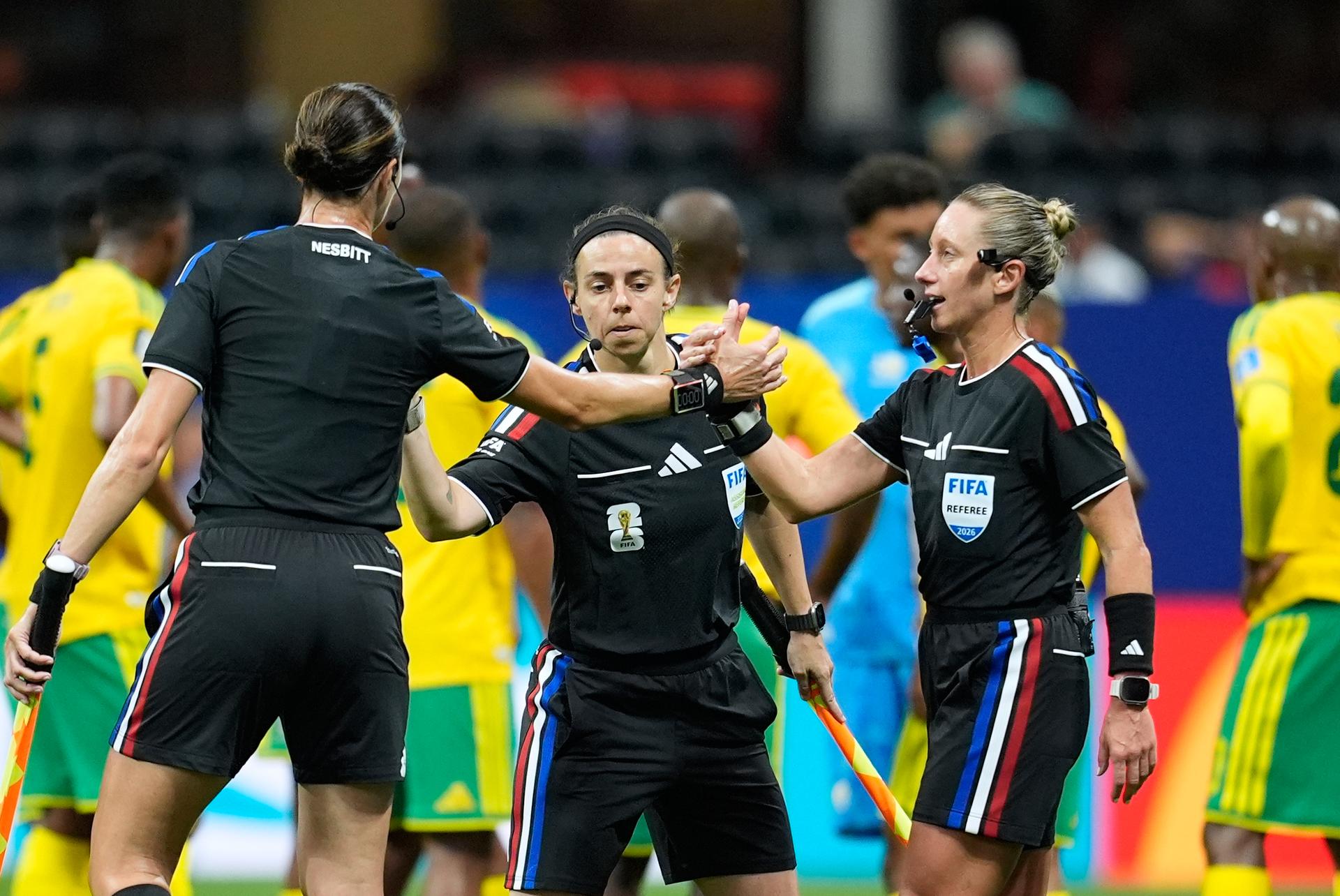 Zápas Česko - Južná Afrika na MS vo futbale 2026 prvýkrát v dejinách pískaa ženský tím rozhodcov. Zdroj: SITA/AP
