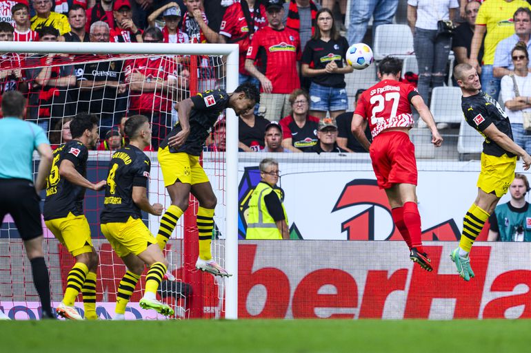Tvrdý trest. Za červenú kartu proti Dortmundu bude Freiburgu chýbať hráč ďalšie tri zápasy