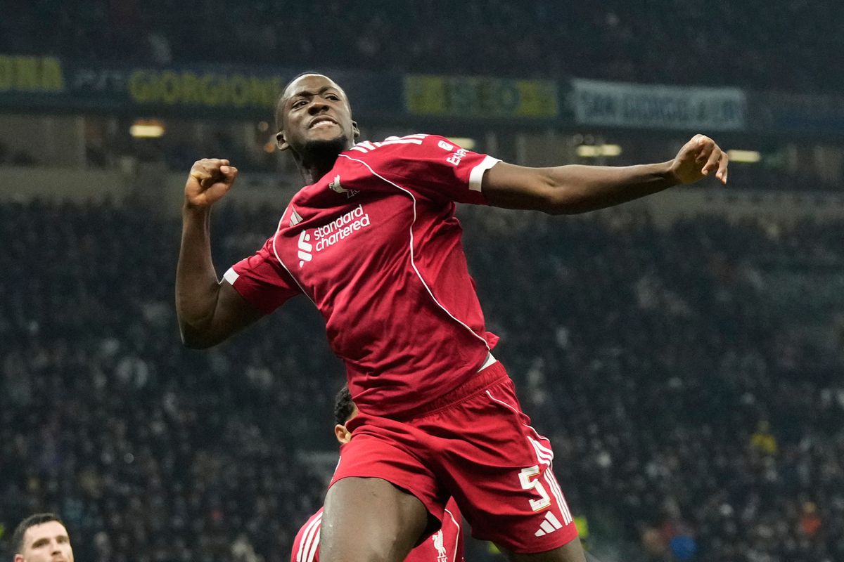 V tejto sezóne horí ako fakľa. Obranca Liverpoolu sa nehanbí pýtať si plat van Dijka so Salahom