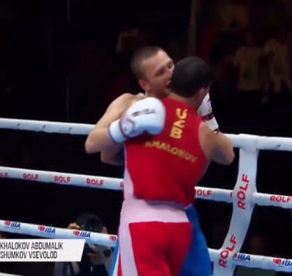 Rus napodobnil Mikea Tysona a súperovi hryzol do ucha. Zvíťazil a stal sa z neho majster sveta