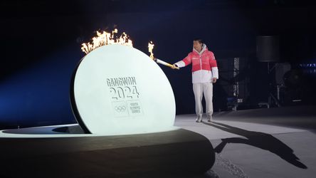 V Južnej Kórei odštartovali zimné olympijské hry mládeže, vlajku niesli Mesíková a Adamov