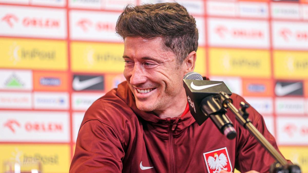 ビデオ ロベルト・レヴァンドフスキはジャーナリストの質問に顔を赤らめた