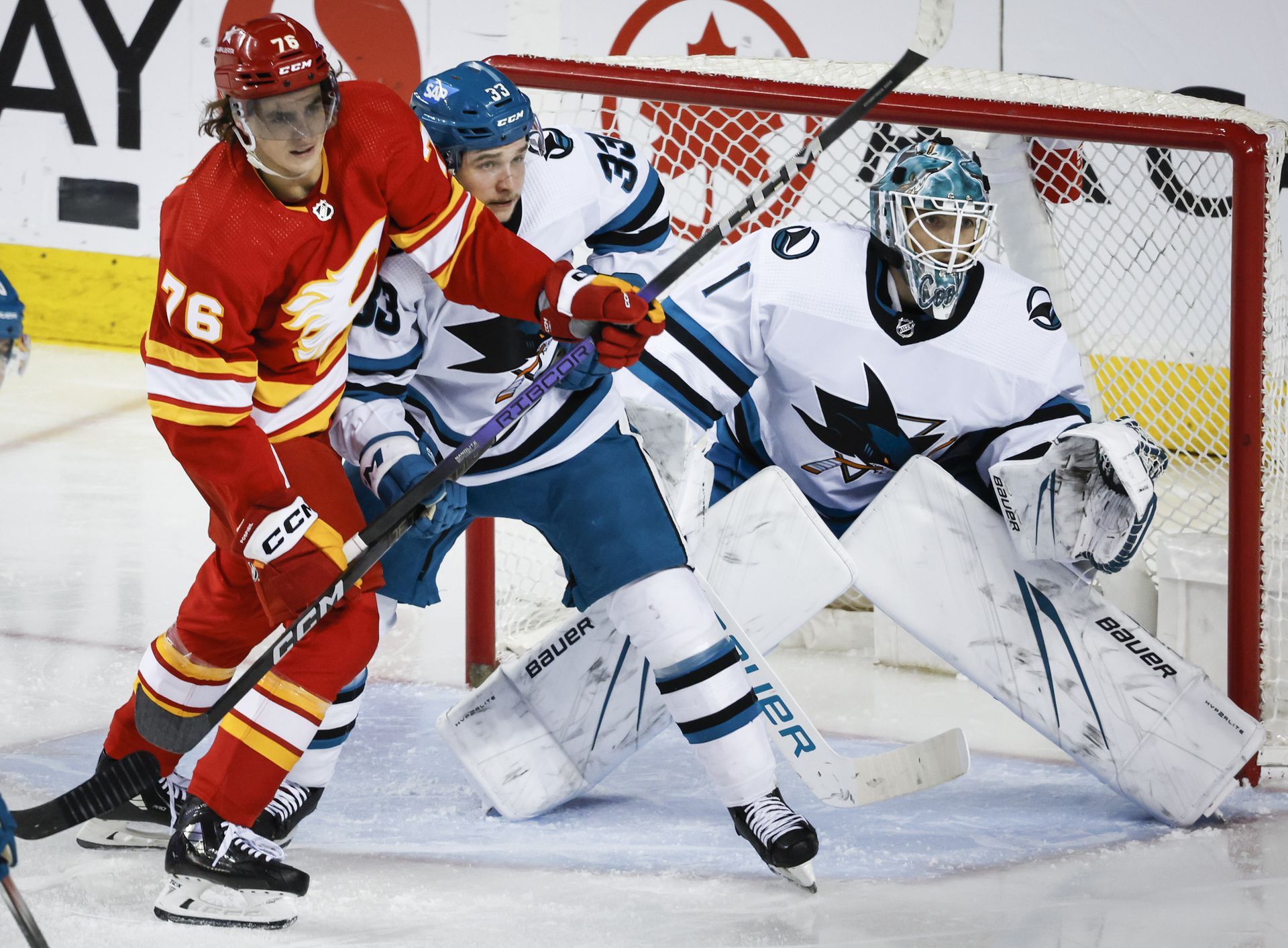 Martin Pospíšil v zápase Calgary Flames - San Jose Sharks, zdroj: SITA/AP