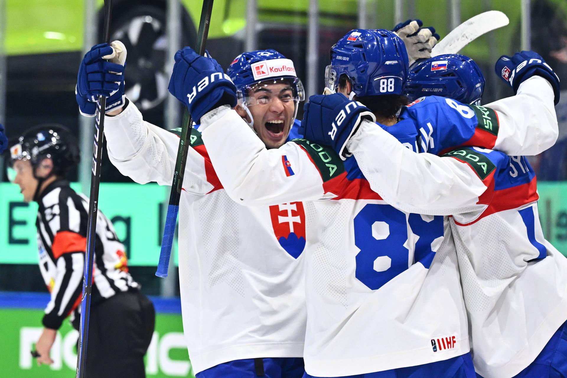 Sebastián Čederle sa teší so spoluhráčmi z gólu v zápase Slovensko - Slovinsko na MS v hokeji 2026
