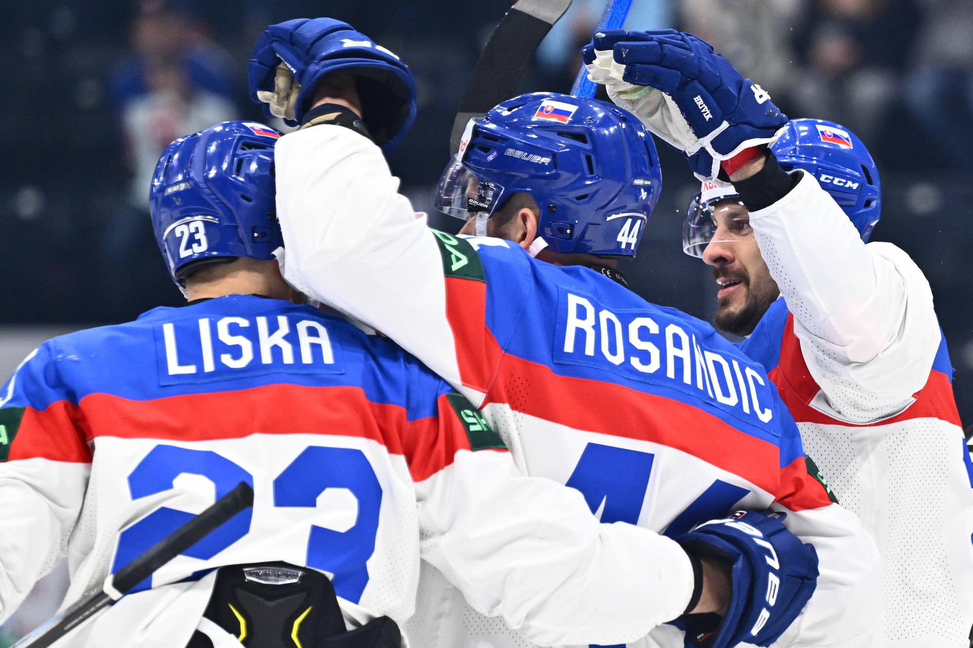 Adam Liška, Mislav Rosandič a Marek Hrivík sa tešia z gólu v zápase Slovensko - Slovinsko na MS v hokeji 2026.