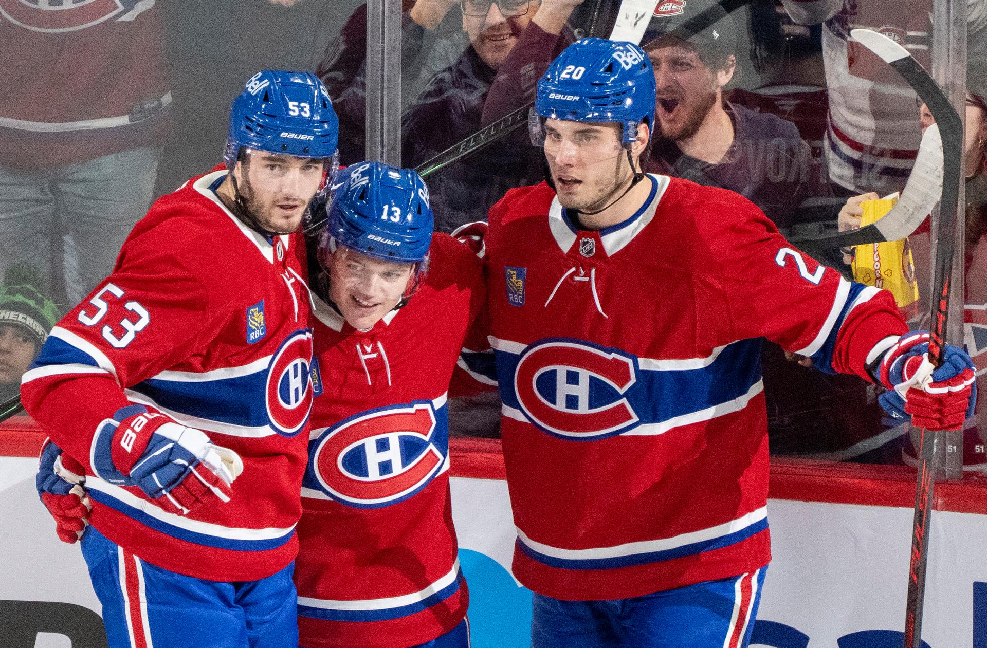 Radosť hráčov Montrealu Canadiens (Cole Caufield, Noah Dobson a Juraj Slafkovský) / NHL