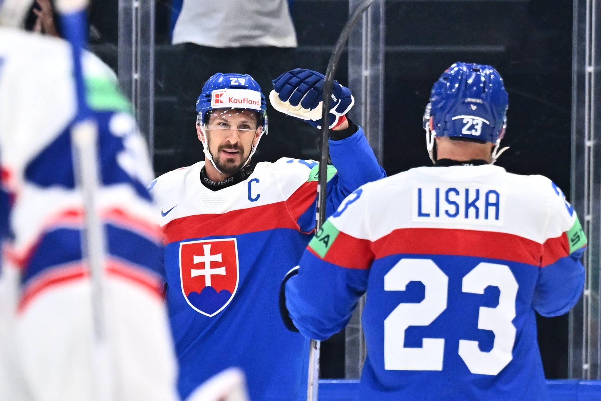 Marek Hrivík a Adam Liška sa tešia z gólu na MS v hokeji 2026.