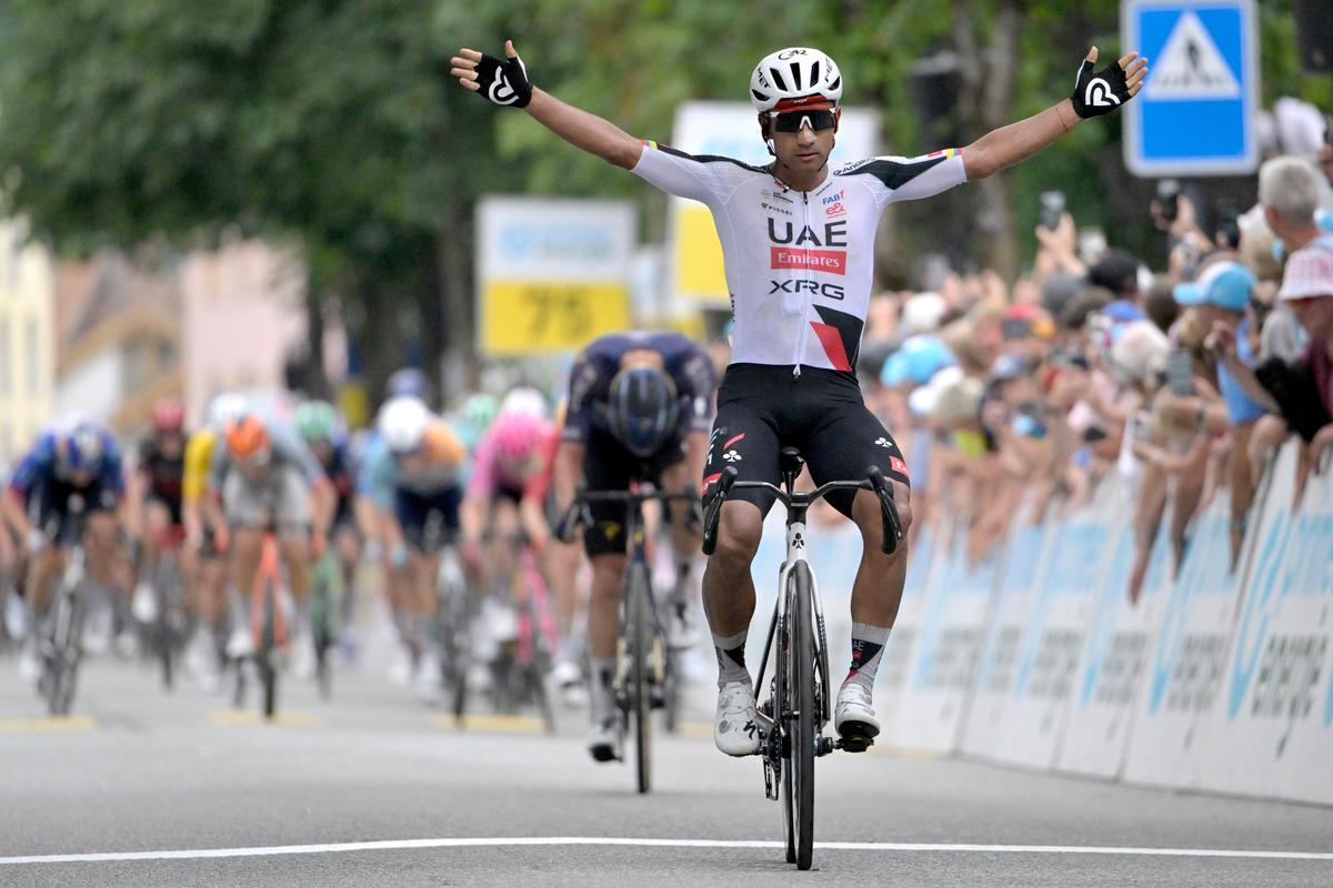 Okolo Švajčiarska: Dominancia UAE Emirates pokračuje, Pogačarov kolega triumfoval v 3. etape