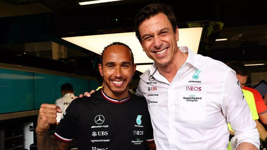 Hamilton udržiava blízky vzťah s Wolffom: Ukazuje mi, s ktorou ženou ...