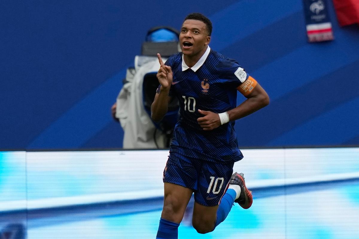 Historický míľnik v tieni bolestivej prehry. Kylian Mbappé zosadil z trónu Lionela Messiho