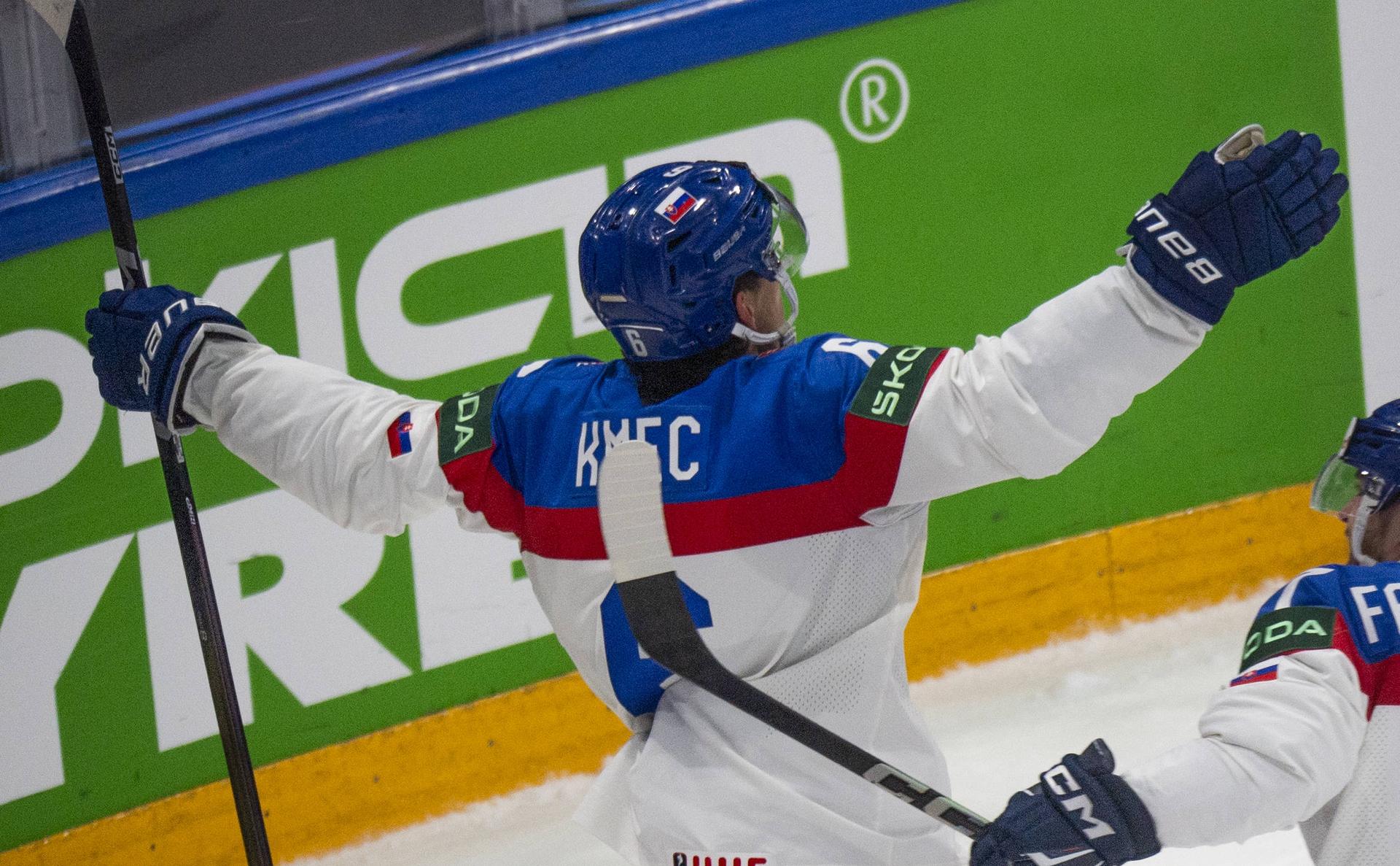 Viliam Kmec sa teší z gólu na MS v hokeji 2026.