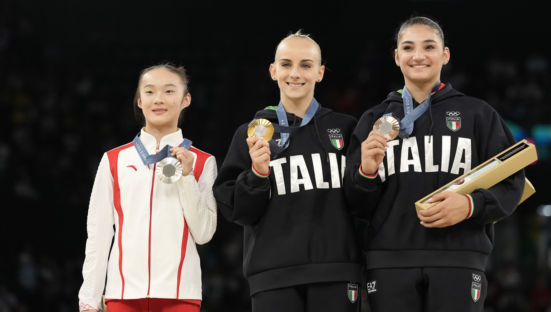 Gymnastka z najroztomilejšieho záberu OH. Aj po zisku striebra naďalej pracuje v rodinnej reštaurácii - Šport.sk
