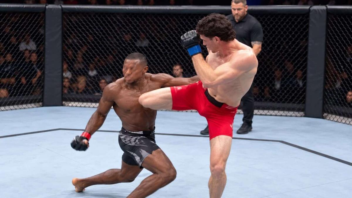 VIDEO Bola to AI? Pozrite si ako dostal Joaquin Buckley brutálne KO kolenom v hlavnom zápase UFC Edmonton