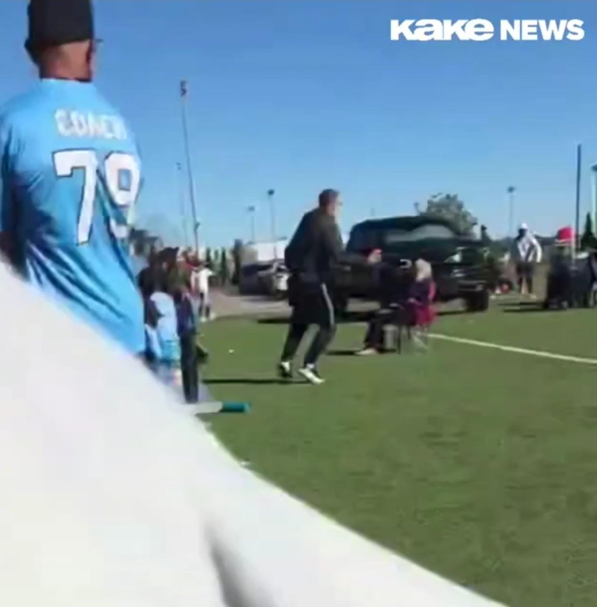 Záber z videa počas tragédie v meste Wichita, kde auto počas futbalového zápasu pripravilo o život dvoch ľudí.