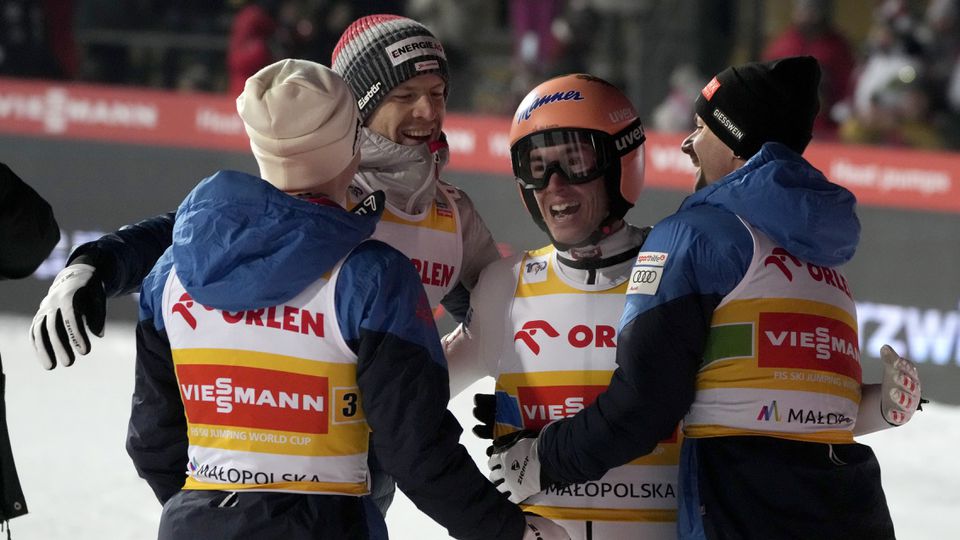 Skoky na lyžiach: V Zakopanom zvíťazili Rakušania, na čele hodnotenia sú Slovinci