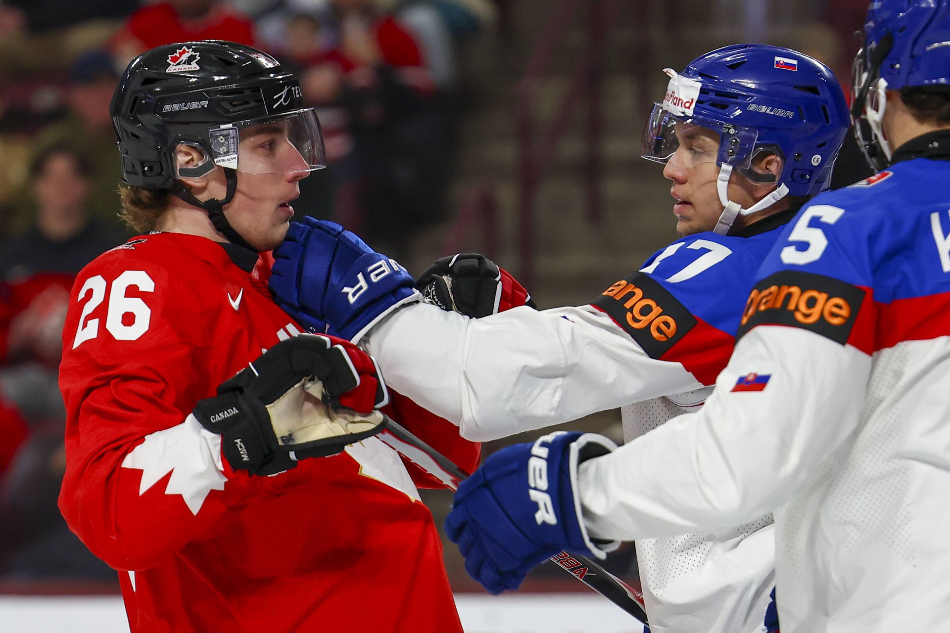 Adam Beluško v zápase s Kanadou na MS v hokeji do 20 rokov 2026.
