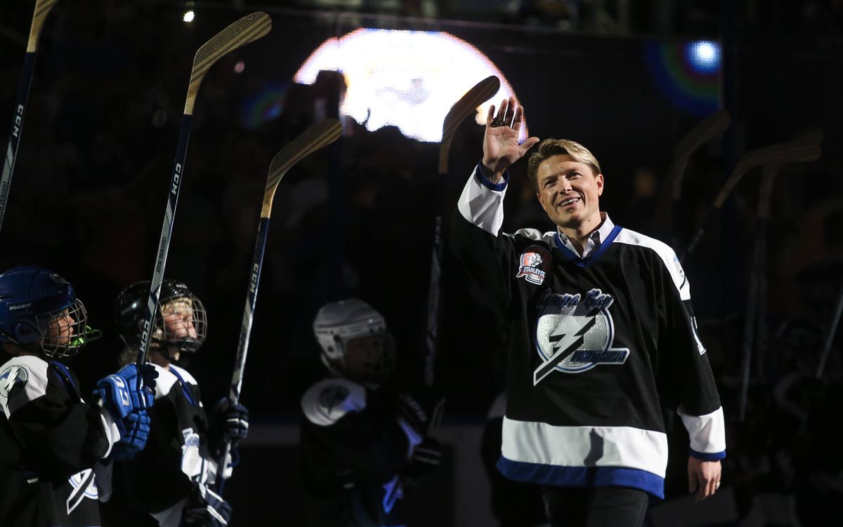 Mala byť jeho náhradnou matkou, ale celé sa to zvrhlo. Hviezdny hráč NHL sa s ňou oženil