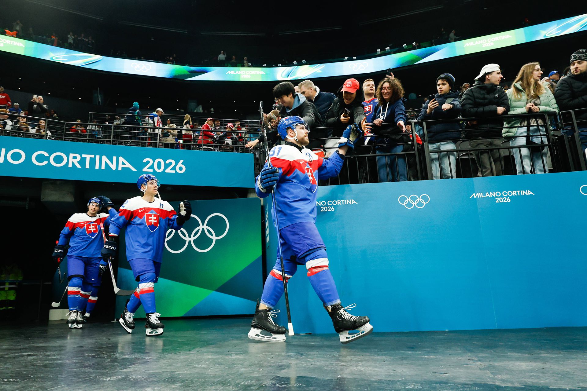 Hráči Slovenska pred semifinálovým zápasom s USA na ZOH 2026.