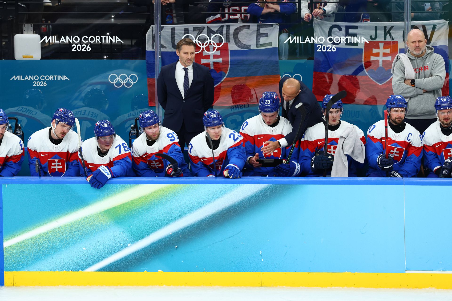 Hráči Slovenska v zápase s USA v semifinále ZOH 2026.