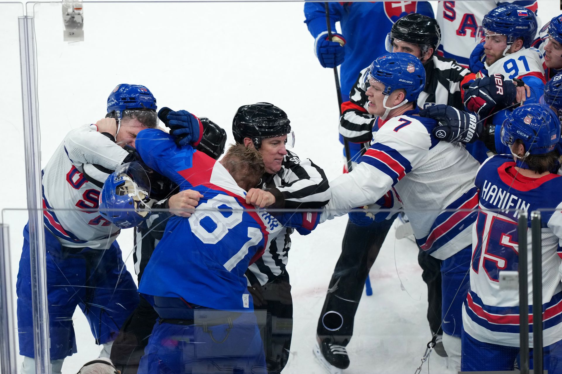 Erik Černák v bitke s bratmi Tkachukovcami. Zdroj: SITA/AP
