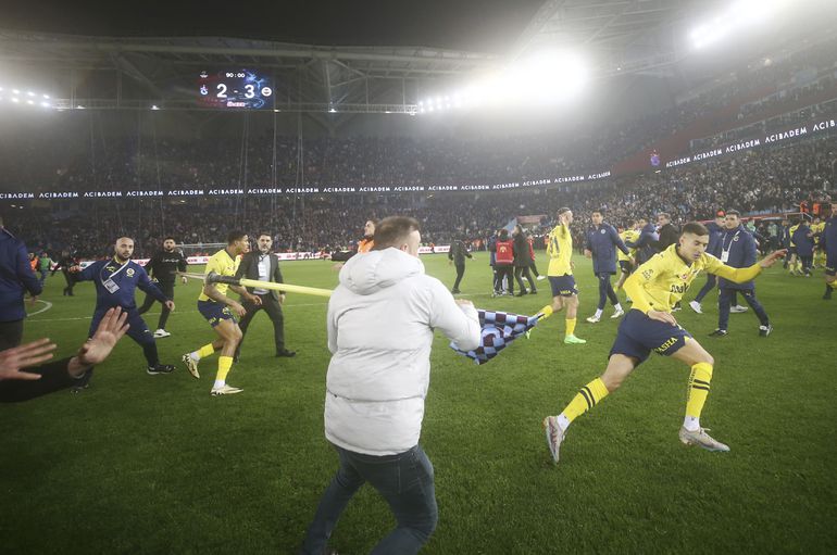 Trabzonspor spoznal trest po šialených výtržnostiach fanúšikov v Istanbule