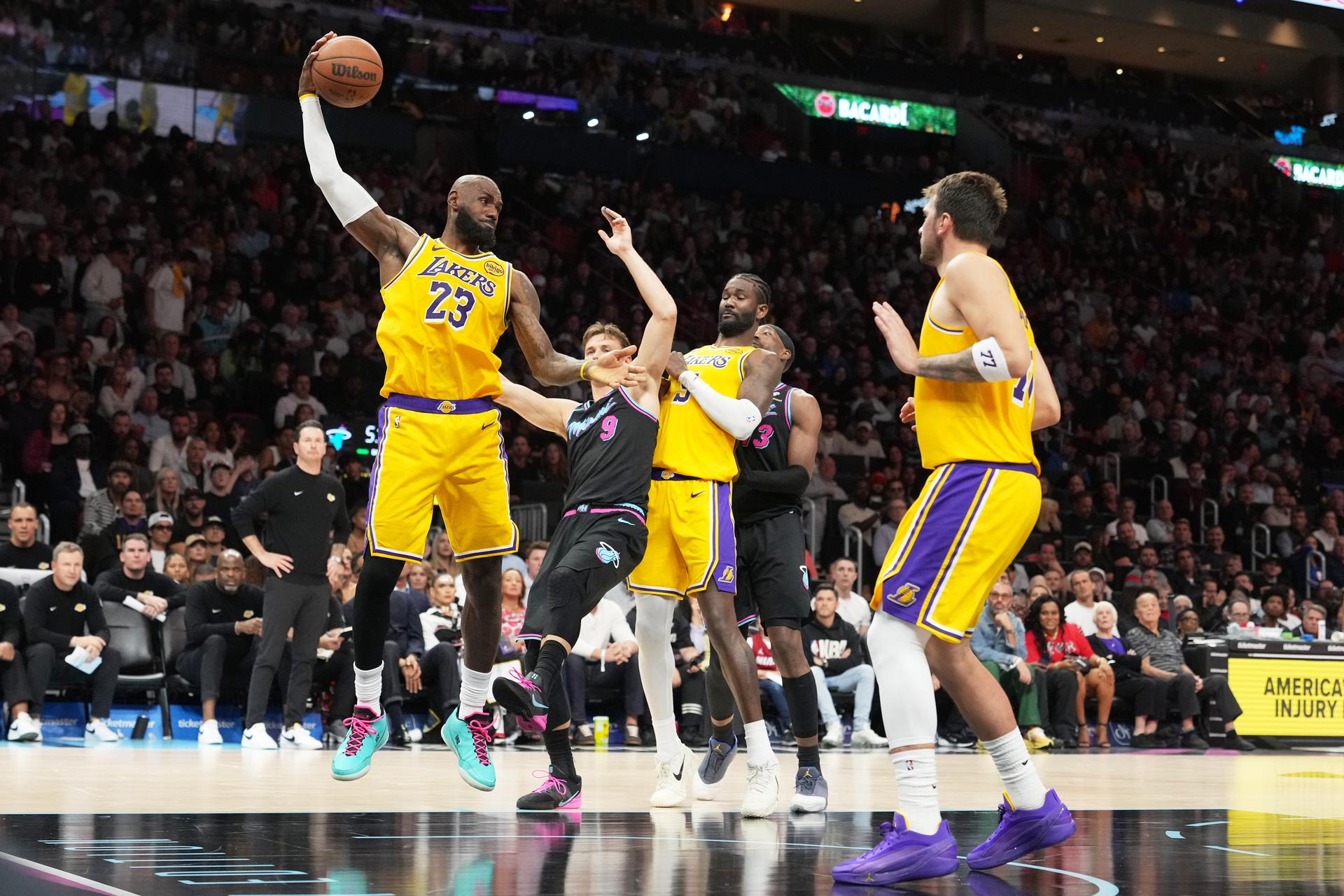 Los Angeles Lakers - Miami Heats. Zdroj: SITA/AP