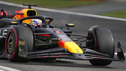 VC Číny: Double pre Red Bull v kvalifikácii. Hamilton bude štartovať z posledných miest