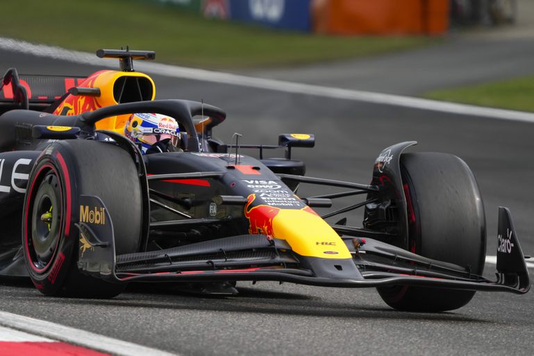 VC Číny: Double pre Red Bull v kvalifikácii. Hamilton bude štartovať z posledných miest