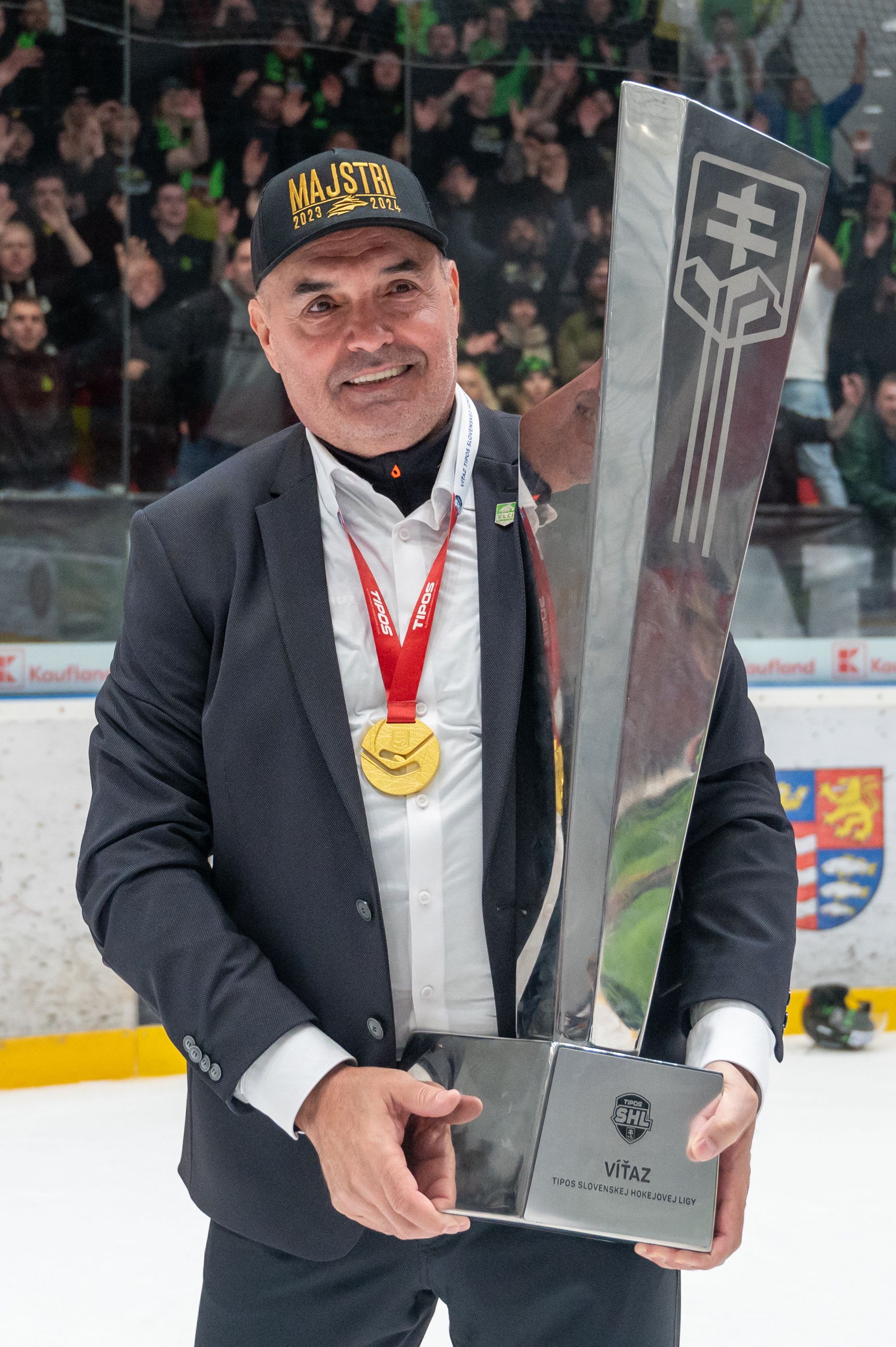 Ernest Bokroš s trofejou pre víťaza Tipos Slovenskej hokejovej ligy. Zdroj: TASR