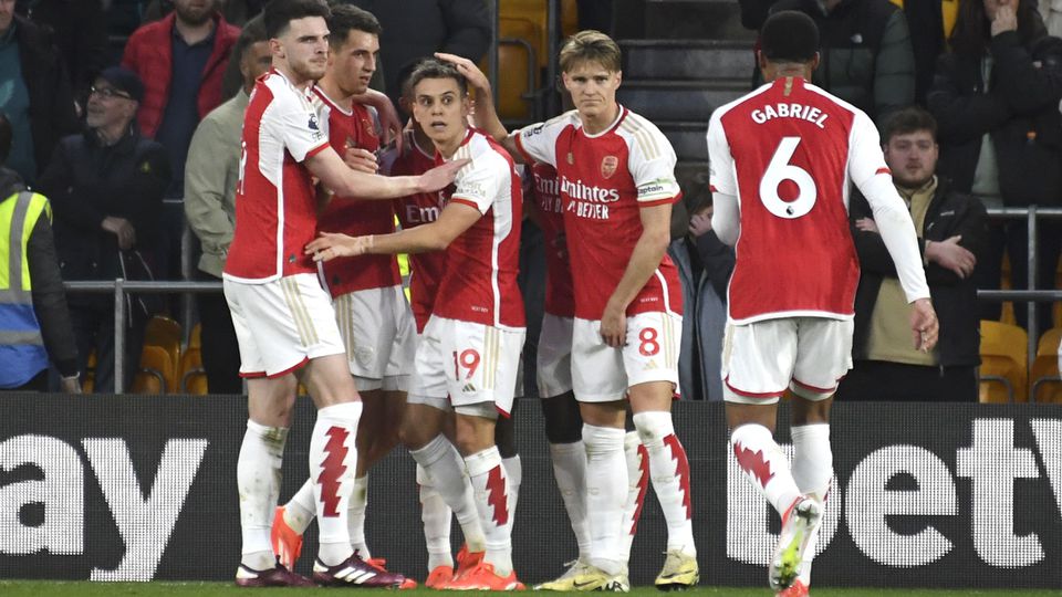 Arsenal nevzdáva boj o titul, Luton schytal nepekný výprask