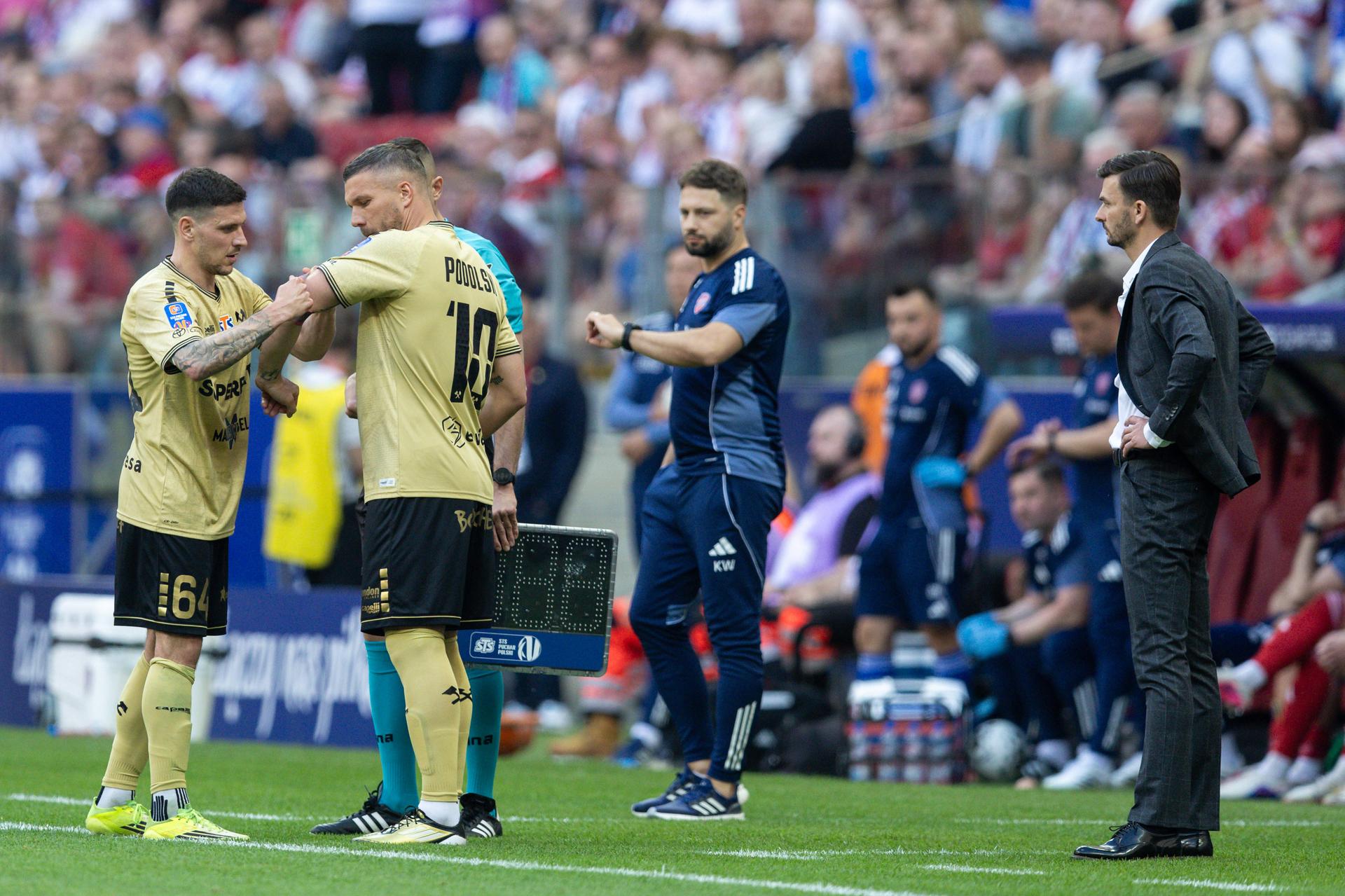 Michal Gašparík (vpravo) a Lukas Podolski. Zdroj: Imago
