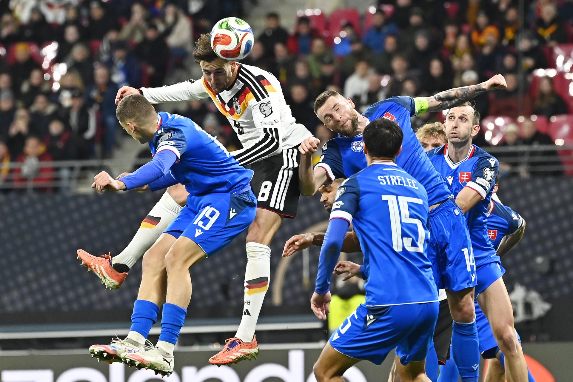 Tomáš Rigo, Leon Goretzka, David Strelec, Milan Škriniar a Norbert Gyömbér počas zápasu Nemecko - Slovensko. Zdroj: TASR
