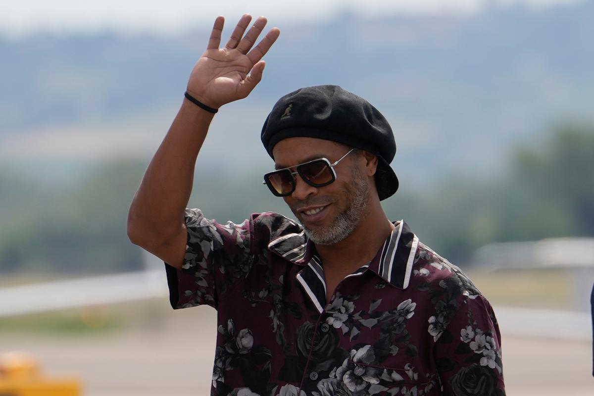 VIDEO Legendárny Ronaldinho sa po desiatich rokoch vracia k futbalu. V Taliansku ho vítali davy fanúšikov