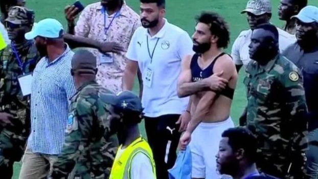 Divočina v Sierre Leone. Mohamed Salah čelil vpádu fanúšikov, z ihriska ho odeskortovali vojaci