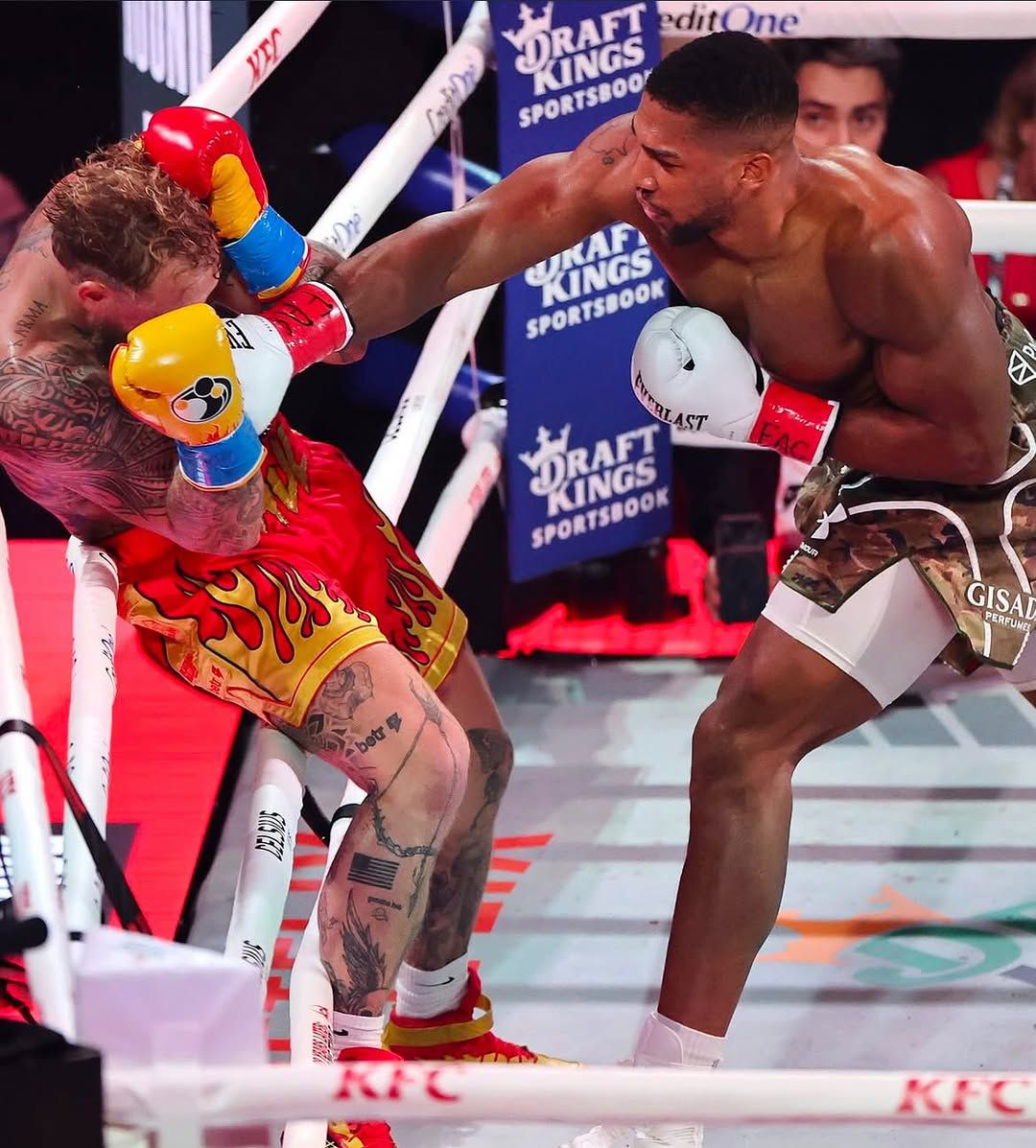 Anthony Joshua zasahuje Jakea Paula. Zdroj: Netflix