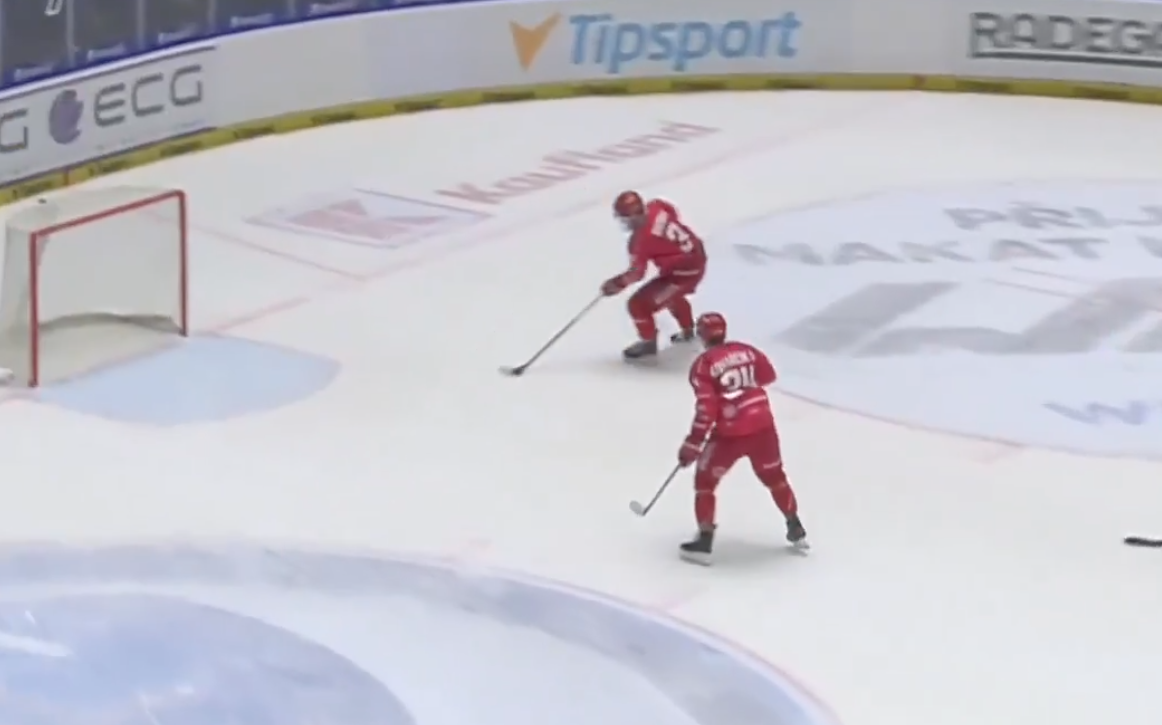 VIDEO V Česku sa stalo nemožné. Dvaja hráči išli sami na prázdnu bránku, gól z toho nebol