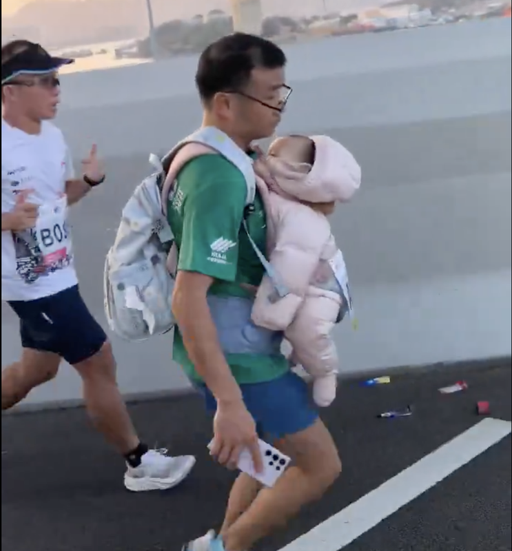 VIDEO Neuveriteľné zábery. Muž absolvoval maratón s bábätkom pripútaným na hrudi. Teraz je vyšetrovaný