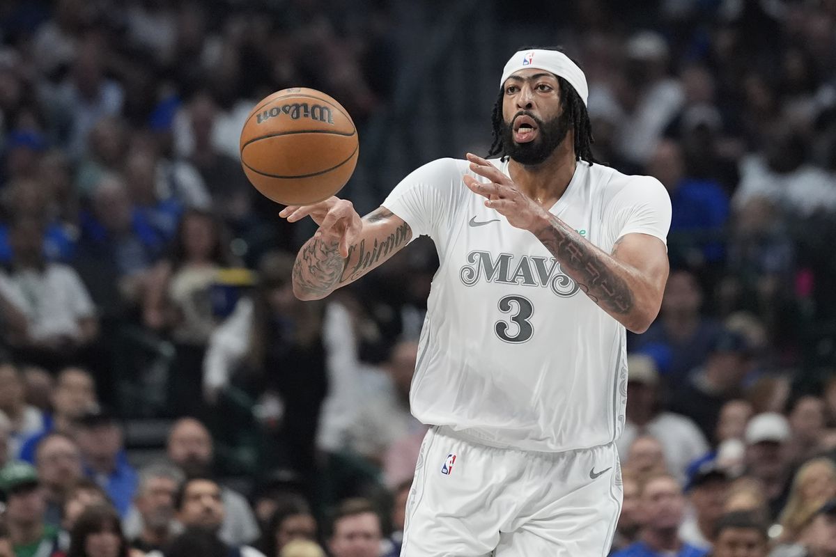 Anthony Davis bude Dallasu chýbať. Najbližšie zápasy si budú musieť poradiť bez neho