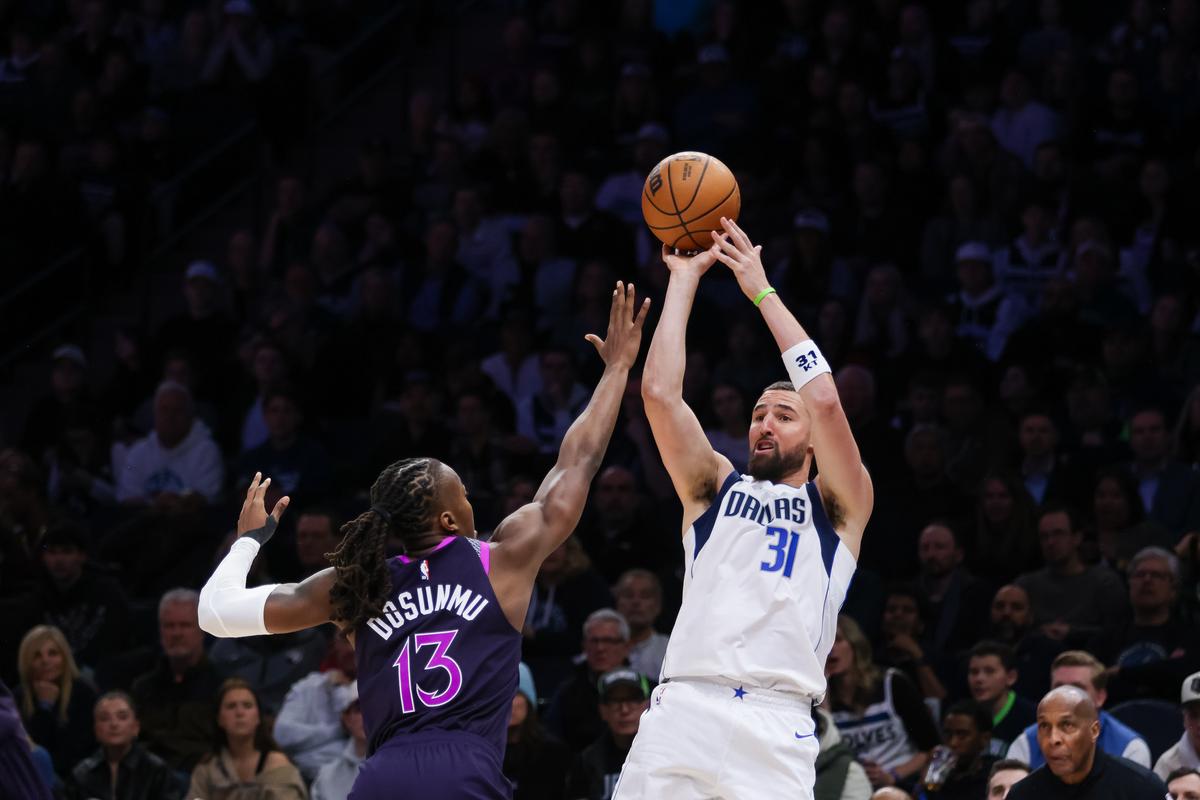 NBA: Dallas Mavericks s katastrofálnou šnúrou prehier. Obhajcovia titulu víťazne