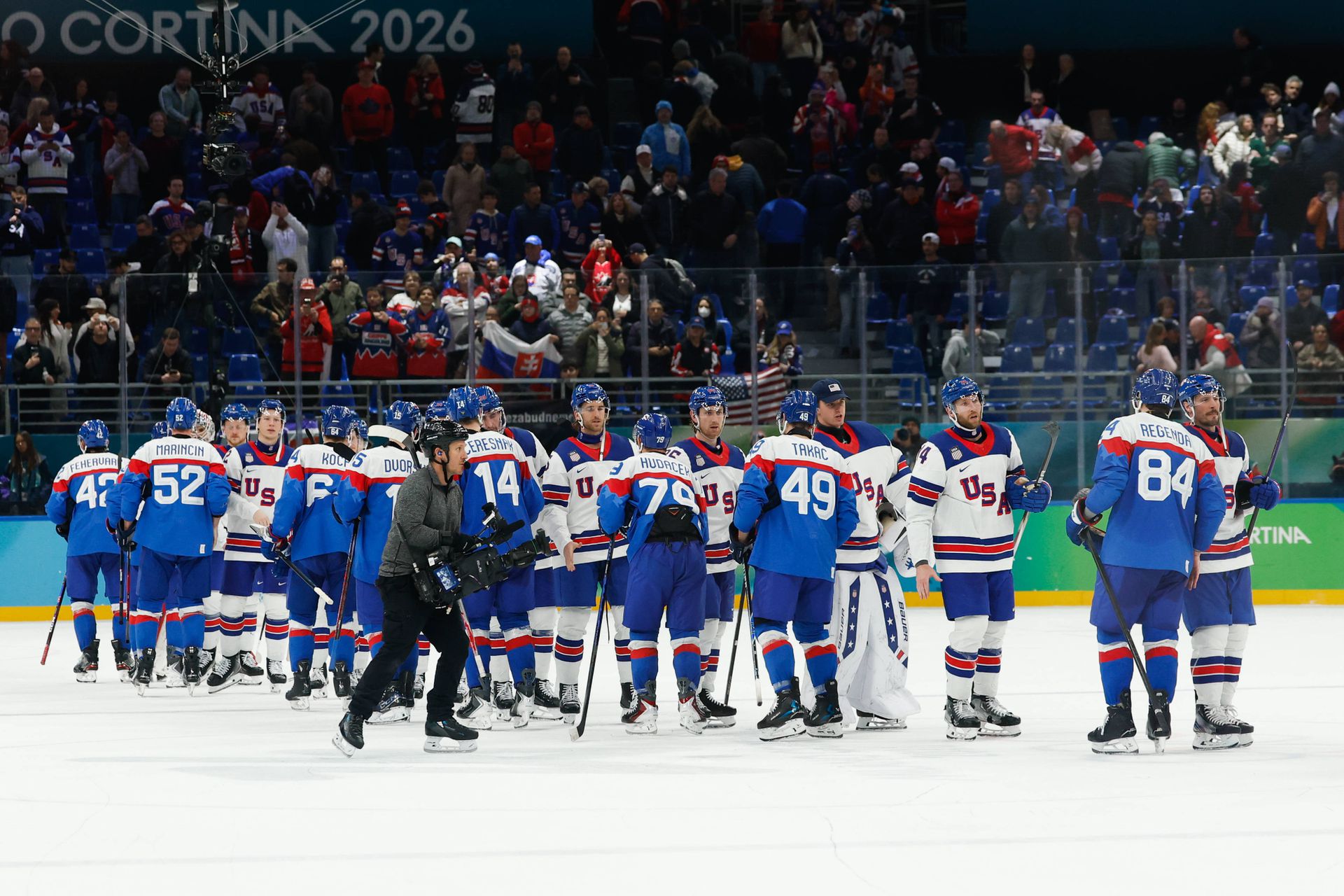 Hráči Slovenska a USA po zápase v semifinále ZOH 2026.