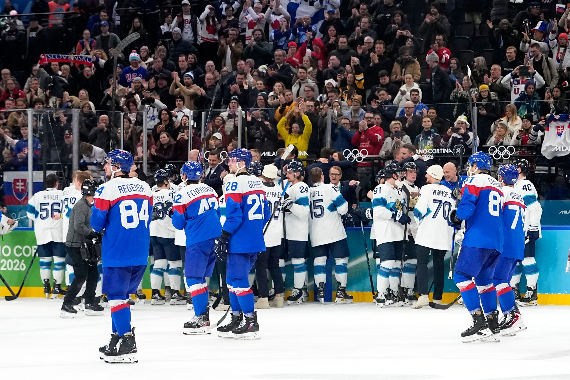 Fínska radosť vs. slovenský smútok po zápase o bronz. Zdroj: SITA/AP