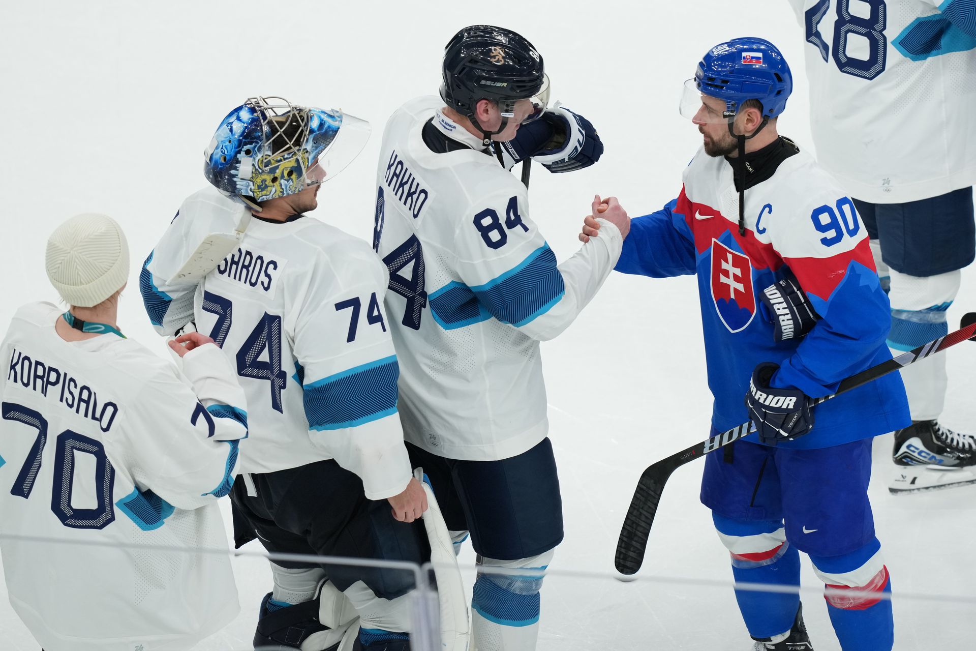 Tomáš Tatar gratuluje k bronzovej medaile Fínovi Kaapovi Kakkovi. Zdroj: SITA/AP