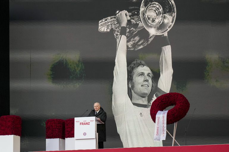 Bayern si uctí pamiatku legendárneho obrancu. Pred Allianz Arénou postaví jeho sochu