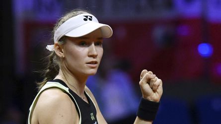 WTA Stuttgart: Jelena Rybakinová si do zbierky pripisuje ôsmy titul. Kosťukovej nič nedarovala