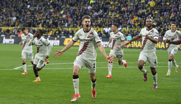 Leverkusen zostáva neporazený aj po zisku titulu. Šnúru zachránil v úplnom závere