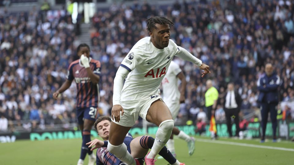 Tottenham dohrá sezónu bez talentovaného obrancu. Mladý Talian absolvoval operáciu