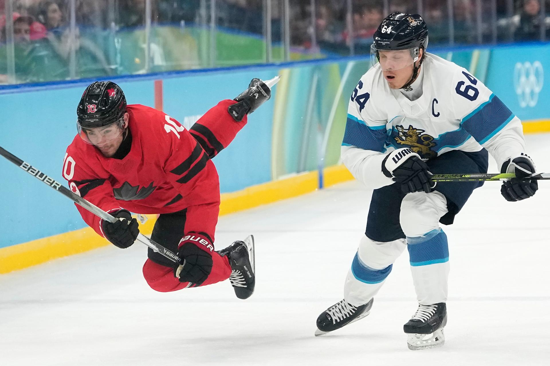 Mikael Granlund (vpravo) v reprezentačnom drese. Zdroj: SITA/AP